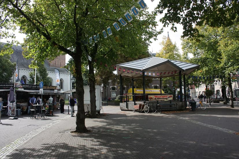 De Brink in Baarn met de muziektent en marktkramen onder de bomen