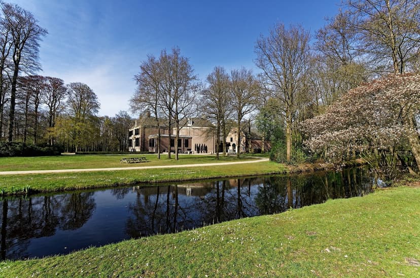 Kasteel Groeneveld in Baarn, met gazon en slotgracht in het voorjaar