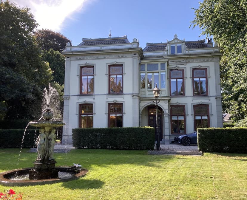 Witte villa Pera met fontein in de voortuin, in een villapark in Baarn