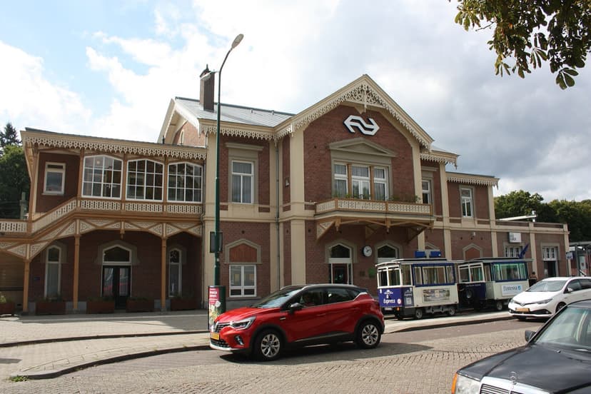 Het sierlijke stationsgebouw van Baarn
