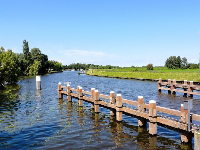 De Eem bij Eembrugge, met aanlegsteiger en weilanden