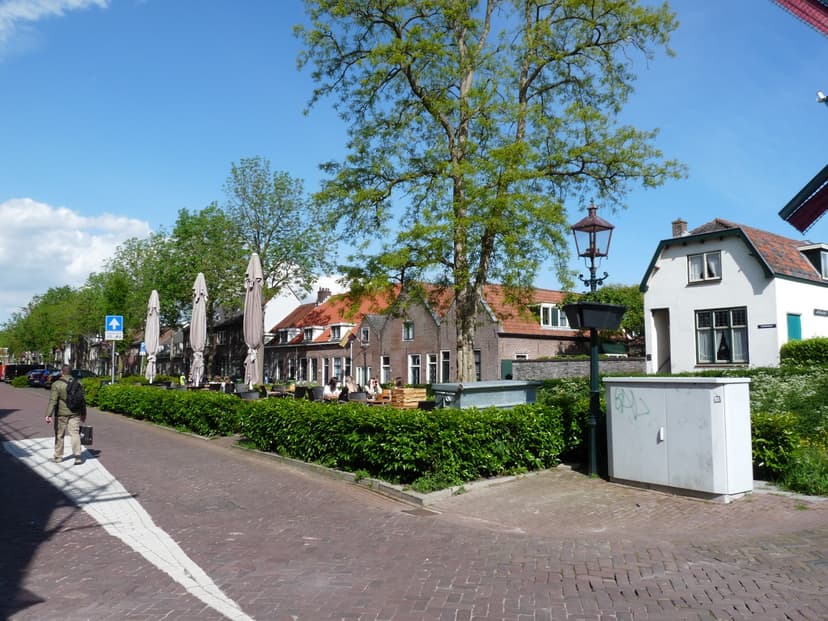 Terrassen aan de Schuttersgracht, vlak bij molen De Windotter