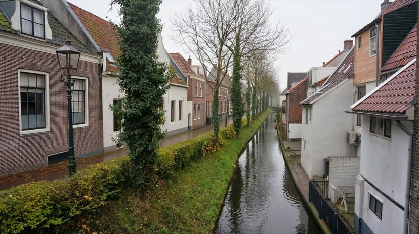 Oude huisjes langs de gracht in de binnenstad van IJsselstein