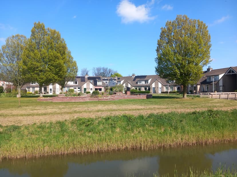 Huizen aan het water in Achterveld-Noord