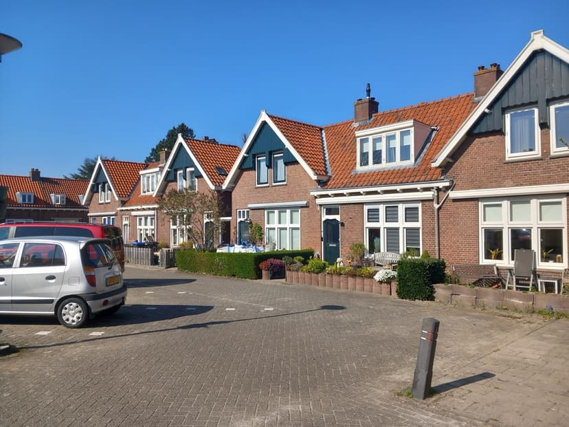 Rijtjeshuizen met puntdaken aan het Imminkplein in het Oranjekwartier