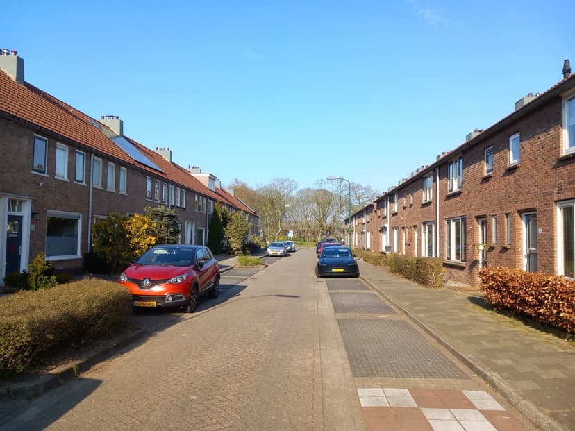 Een straat met rijtjeshuizen uit de jaren 50 in Nieuwpoort