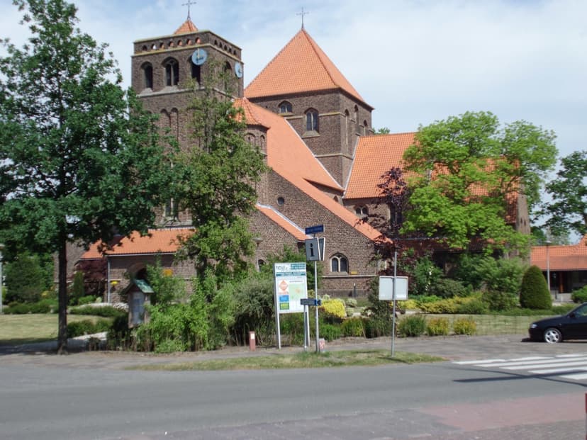 De Sint-Jozefkerk met twee torens in het dorp Achterveld