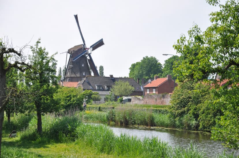 Molen De Valk op de oude stadsmuur, gezien vanaf de stadsboomgaard in Montfoort