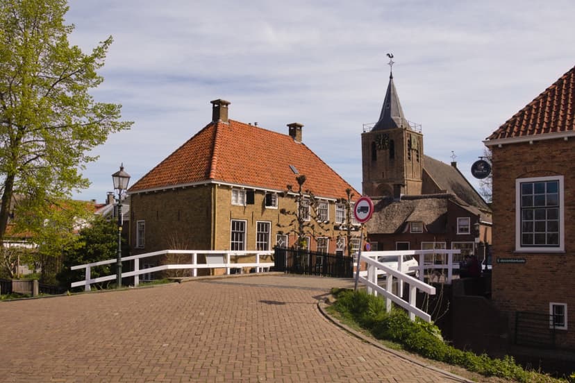 Brug en de toren van de Sint-Janskerk in het dorp Linschoten