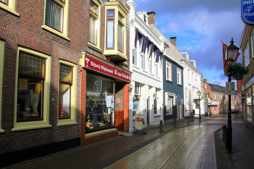 Winkels en oude gevels in de Hoogstraat, de hoofdstraat van Montfoort