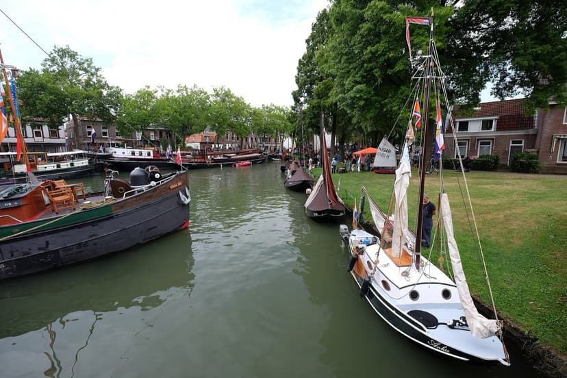 Oude schepen met vlaggen en publiek langs de Vaartse Rijn in Vreeswijk