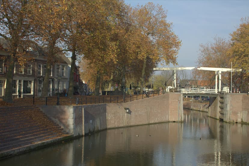 De Oude Sluis in Vreeswijk met de witte ophaalbrug en herfstbomen langs het water