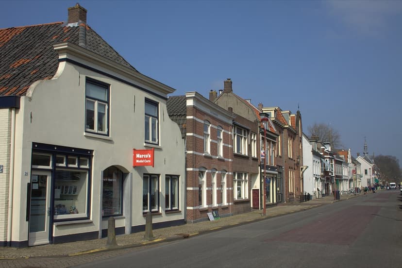 Oude huizen en winkeltjes aan de Herenstraat in Jutphaas