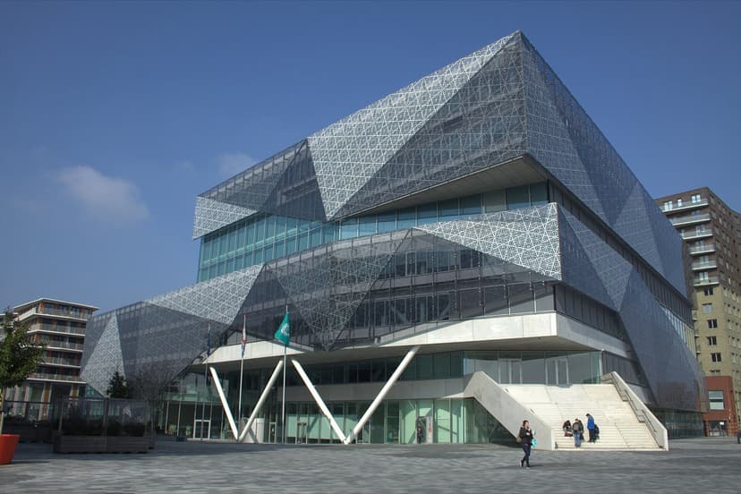 Het opvallende stadshuis van Nieuwegein aan het plein bij Cityplaza