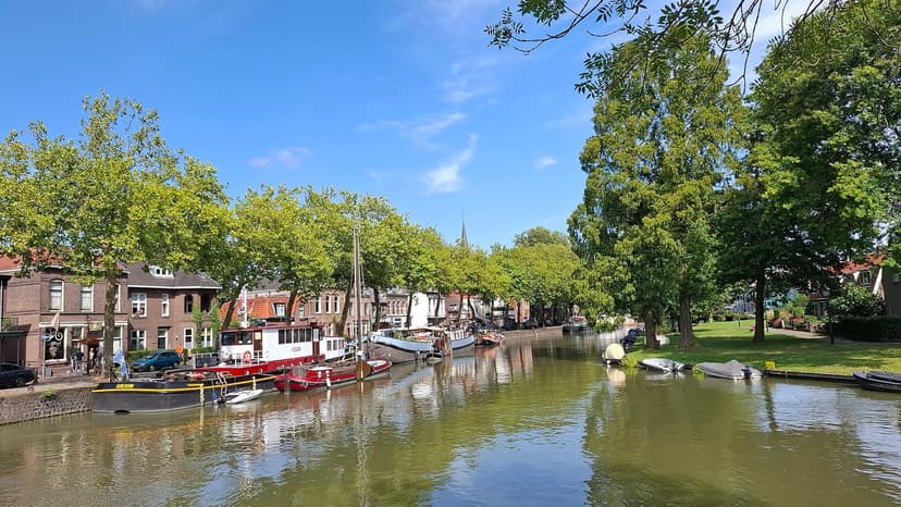 Bootjes en oude schepen aan de Vaartse Rijn bij de Dorpsstraat in Vreeswijk