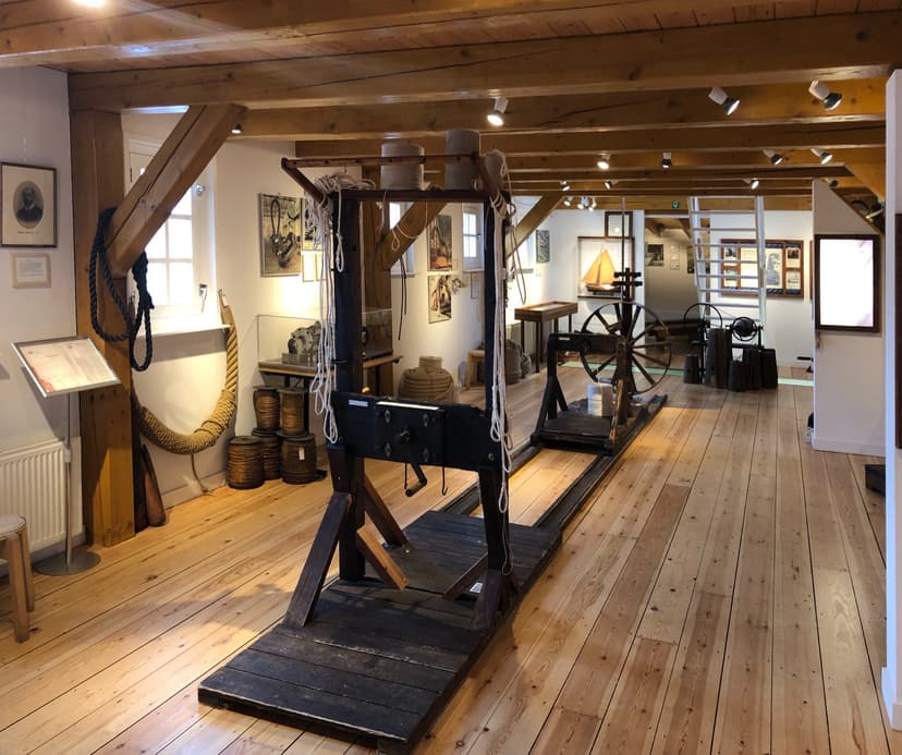 Binnen in het Touwmuseum De Baanschuur in Oudewater, met oude touwslagerswerktuigen