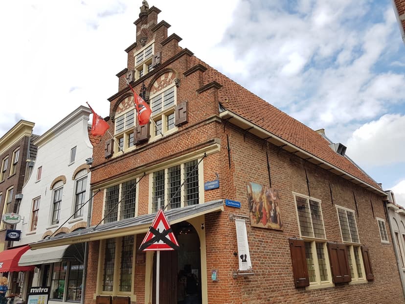 De Heksenwaag in Oudewater, een rood bakstenen pand met trapgevel en luiken aan de Leeuweringerstraat