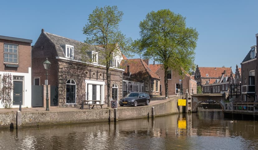 Oude huizen en bomen langs de gracht aan de West IJsselkade in Oudewater