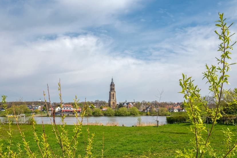 Rhenen aan het water, met de Cuneratoren boven de huizen en het groen langs de Rijn