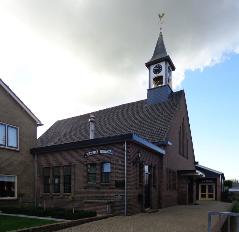 Het bakstenen kerkje van de Hervormde Gemeente met wit klokkentorentje in Achterberg