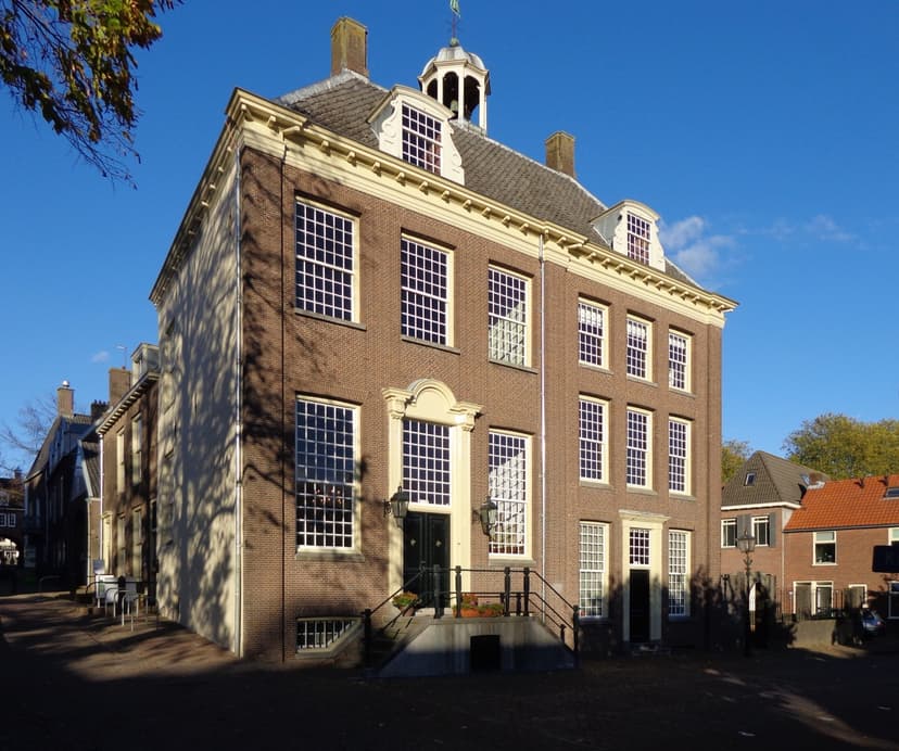 Statig oud herenhuis met klokkentorentje aan de Markt in de binnenstad van Rhenen