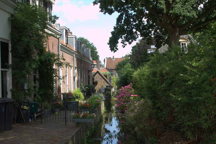 Huizen met bloeiende tuinen langs het Maarsseveense grachtje in Maarssen