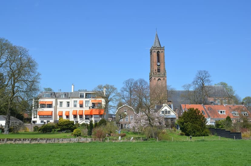 Zicht vanuit het zuiden op Amerongen met de toren van de Andrieskerk