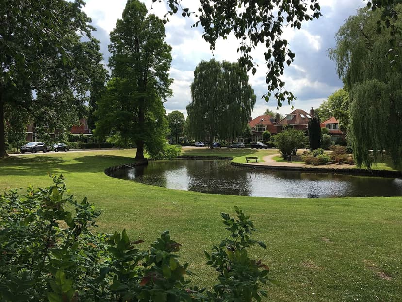 De Oranjevijver met grasveld en villa's in Driebergen-Rijsenburg
