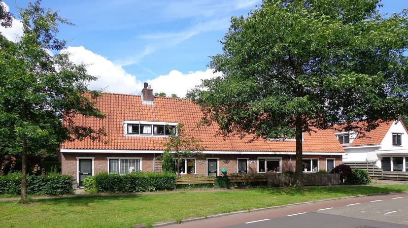 Woningen met grote voortuinen aan de Tuindorpweg in Maarn