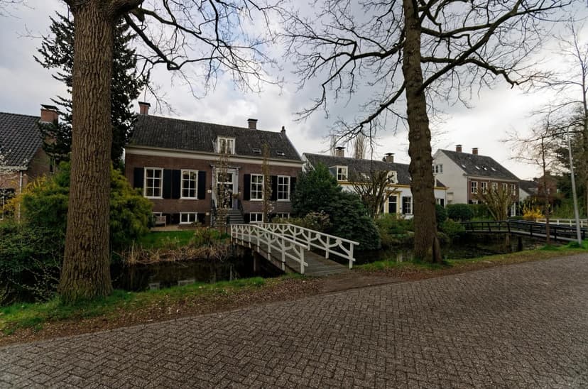 De Karpervijver met een wit bruggetje in Zeist