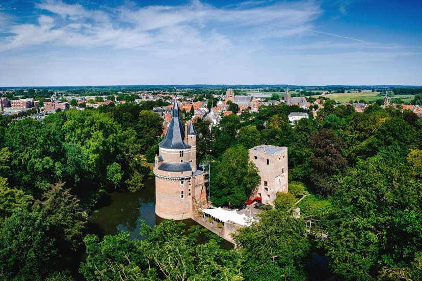 Kasteel Duurstede met slotgracht en park, met daarachter het centrum van Wijk bij Duurstede