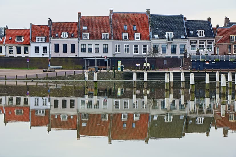 Huizen met rode daken aan de Stadshaven van Wijk bij Duurstede, weerspiegeld in het water
