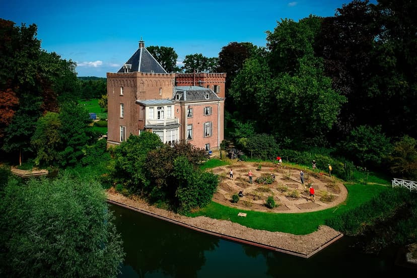 Kasteel Rhijnestein met rozentuin en gracht in Cothen