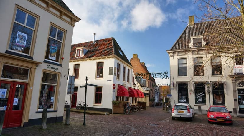Oude winkelpanden en een terras aan de Markt in het centrum van Wijk bij Duurstede