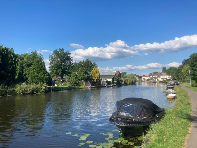 Woningen en bootjes langs de Oude Rijn in Woerden op een zonnige dag