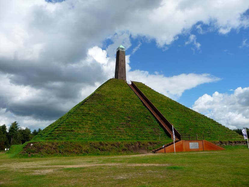 De Pyramide van Austerlitz, de grasheuvel met stenen toren in de bossen bij Woudenberg