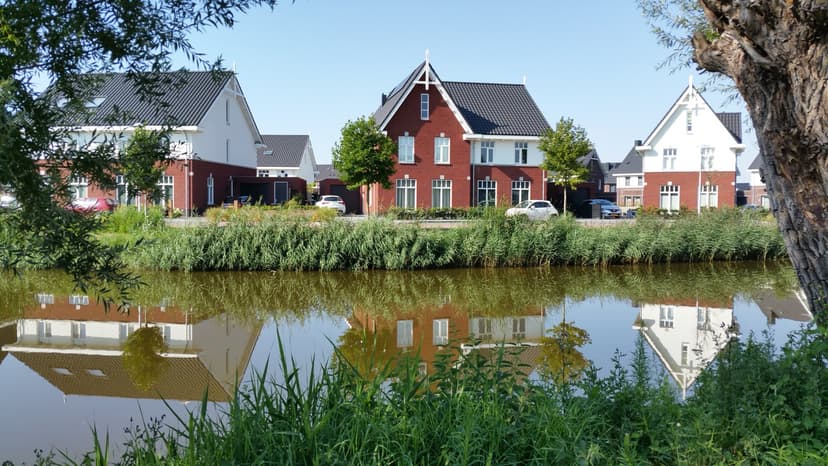 Nieuwe huizen aan het water in Het Groene Woud in Woudenberg
