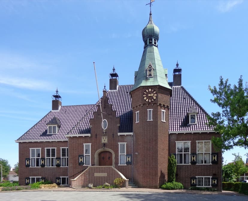 Het raadhuis van Woudenberg met de groene torenspits