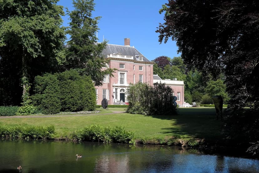 Slot Zeist met de vijver ervoor, in de zon