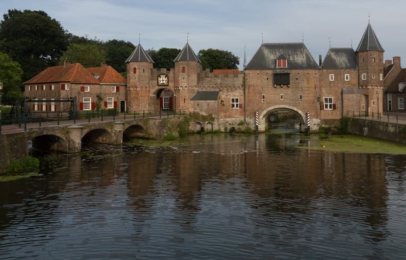 De Koppelpoort in Amersfoort, de middeleeuwse stadspoort over de Eem, weerspiegeld in het water