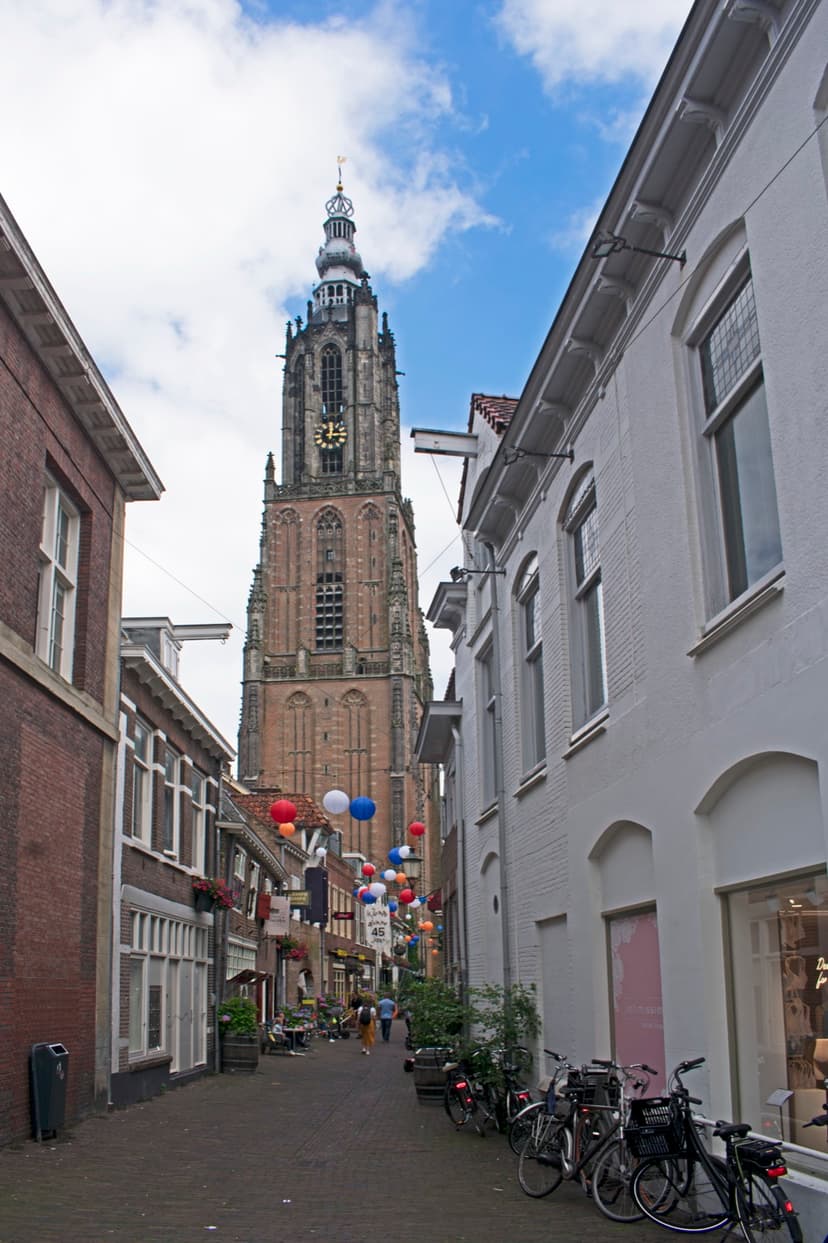 De Onze Lieve Vrouwetoren (Lange Jan) boven de Krankeledenstraat in de binnenstad van Amersfoort