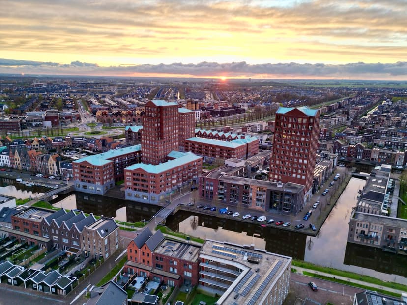 De Laak in Vathorst van boven, met woontorens en grachten