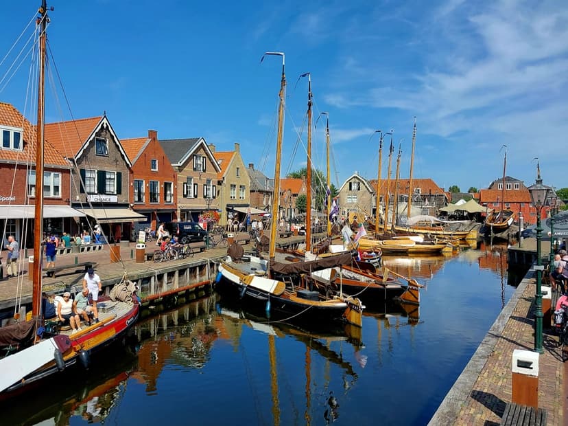 De Oude Haven van Spakenburg met houten botters en oude visserhuisjes aan de kade