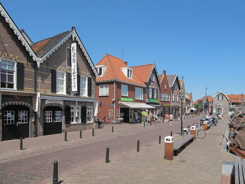 Winkels en oude gevels aan de Oude Schans bij de haven van Spakenburg