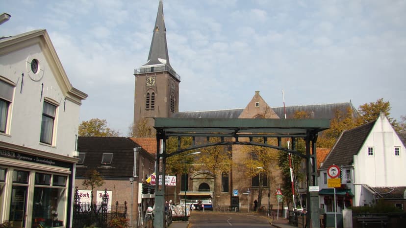 Ophaalbrug en de kerk in het centrum van Abcoude