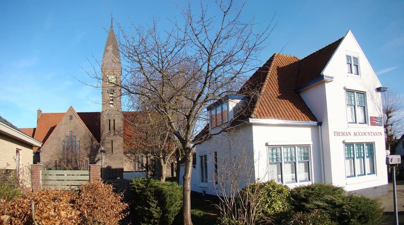 Woningen en de kerktoren in Amstelhoek