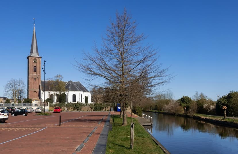 De Janskerk aan het water in het centrum van Mijdrecht