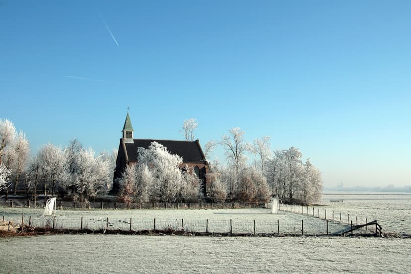Het kerkje van Waverveen tussen de weilanden op een winterochtend