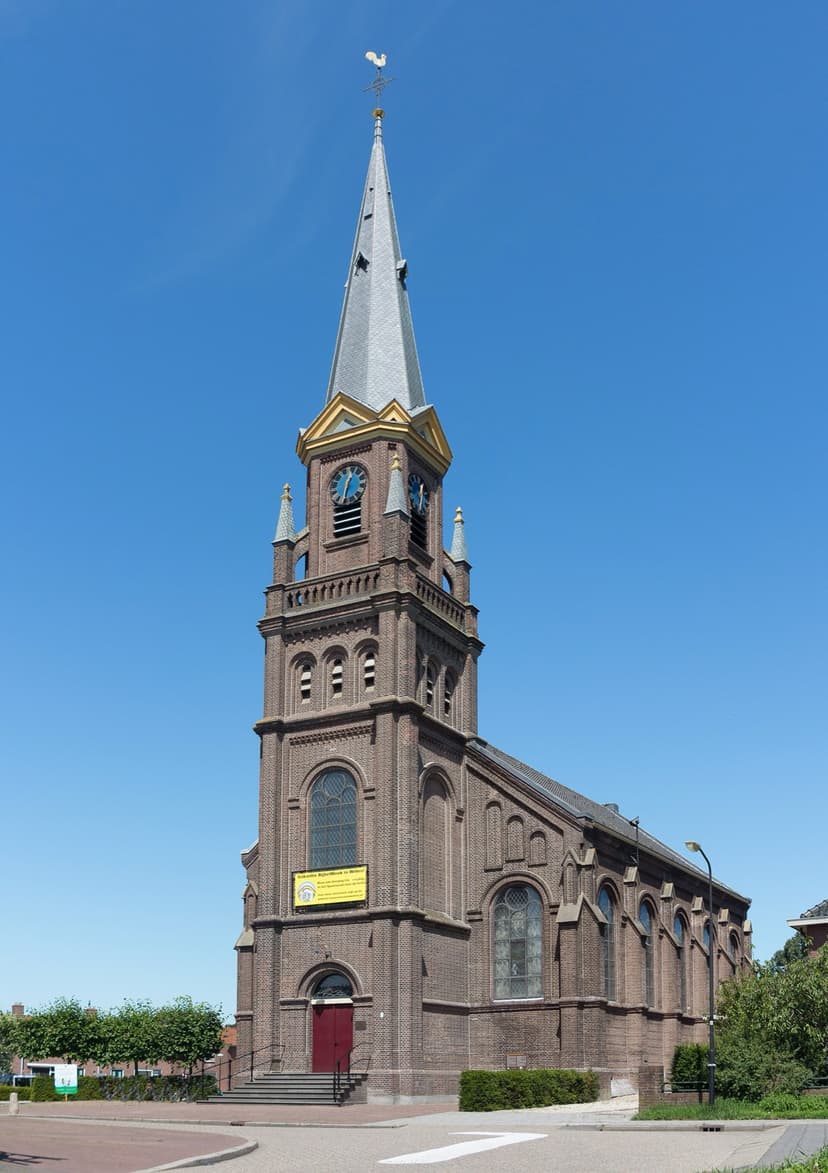 De Hervormde kerk met hoge spitse toren in Wilnis