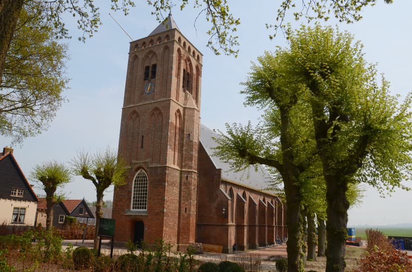 De Pieterskerk, het Dikke Torentje, aan de Wakkerendijk in Eemnes-Binnen